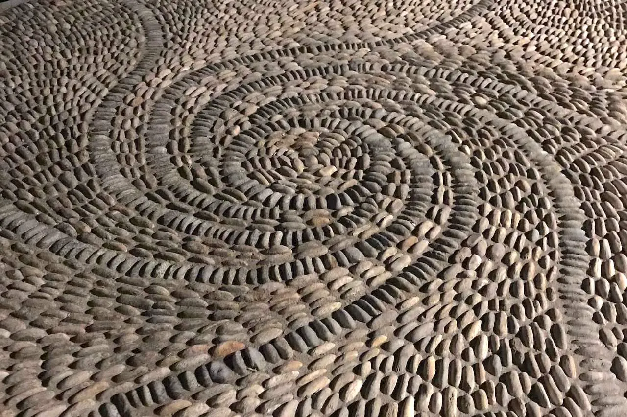 Acciottolato decorativo in ciottoli di fiume a piattina con disegno a spirale