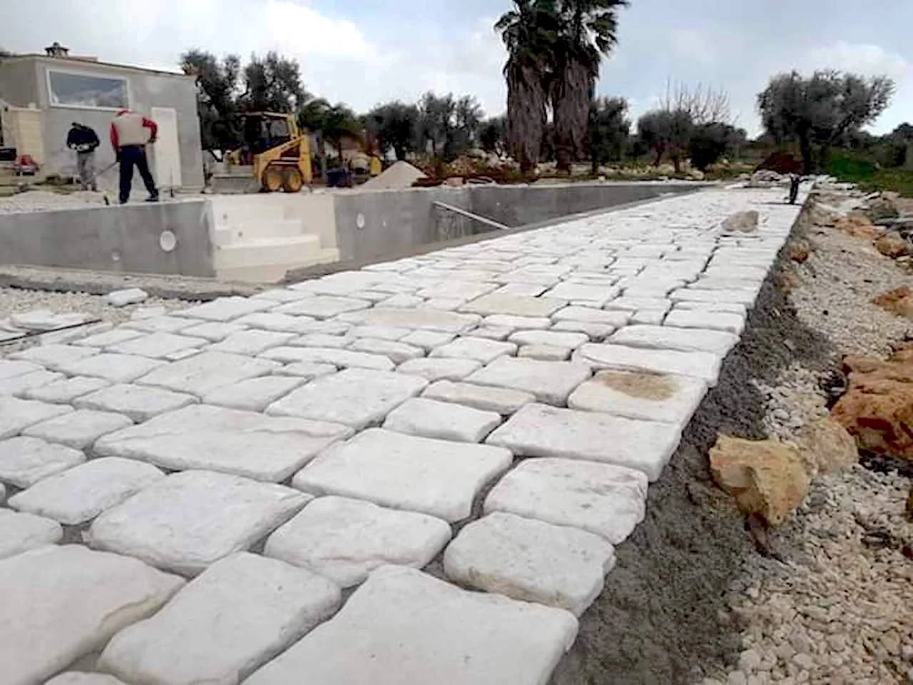 Pavimento esterno chiaro in pietra Antiqua di Trani a chiancarelle