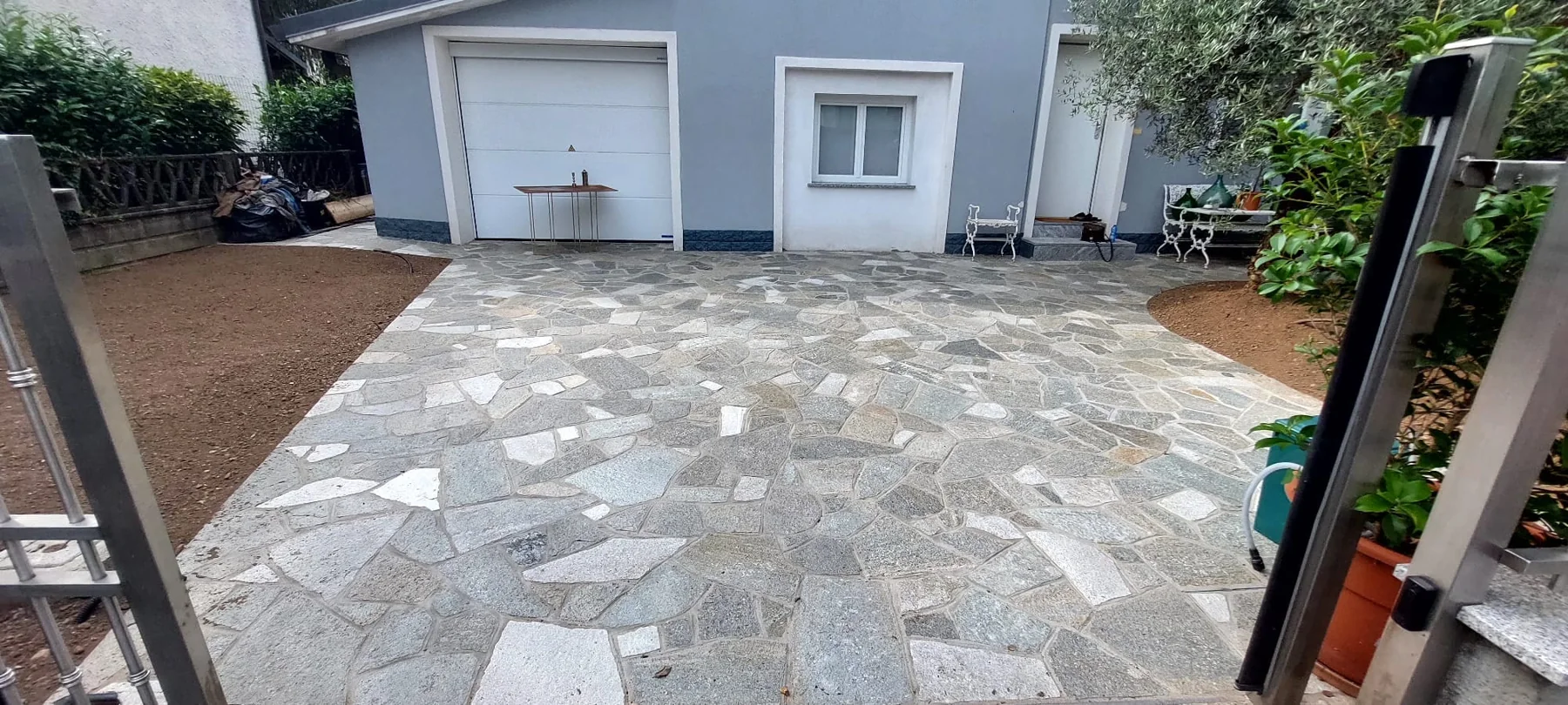 Cortile e ingresso pavimentati in pietra di Luserna a mosaico