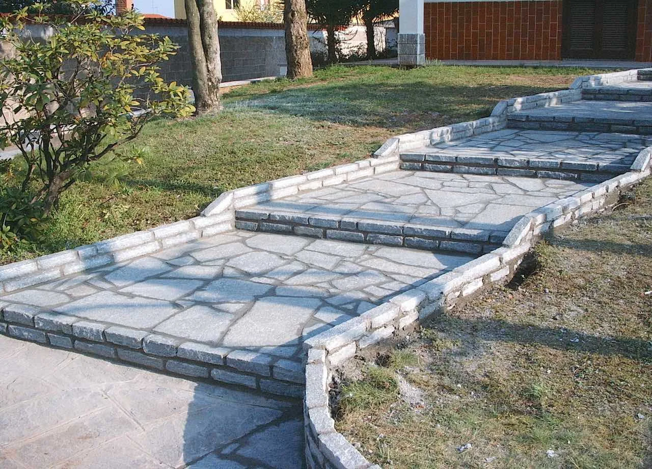 Camminamento e ingresso in pietra di Luserna a mosaico