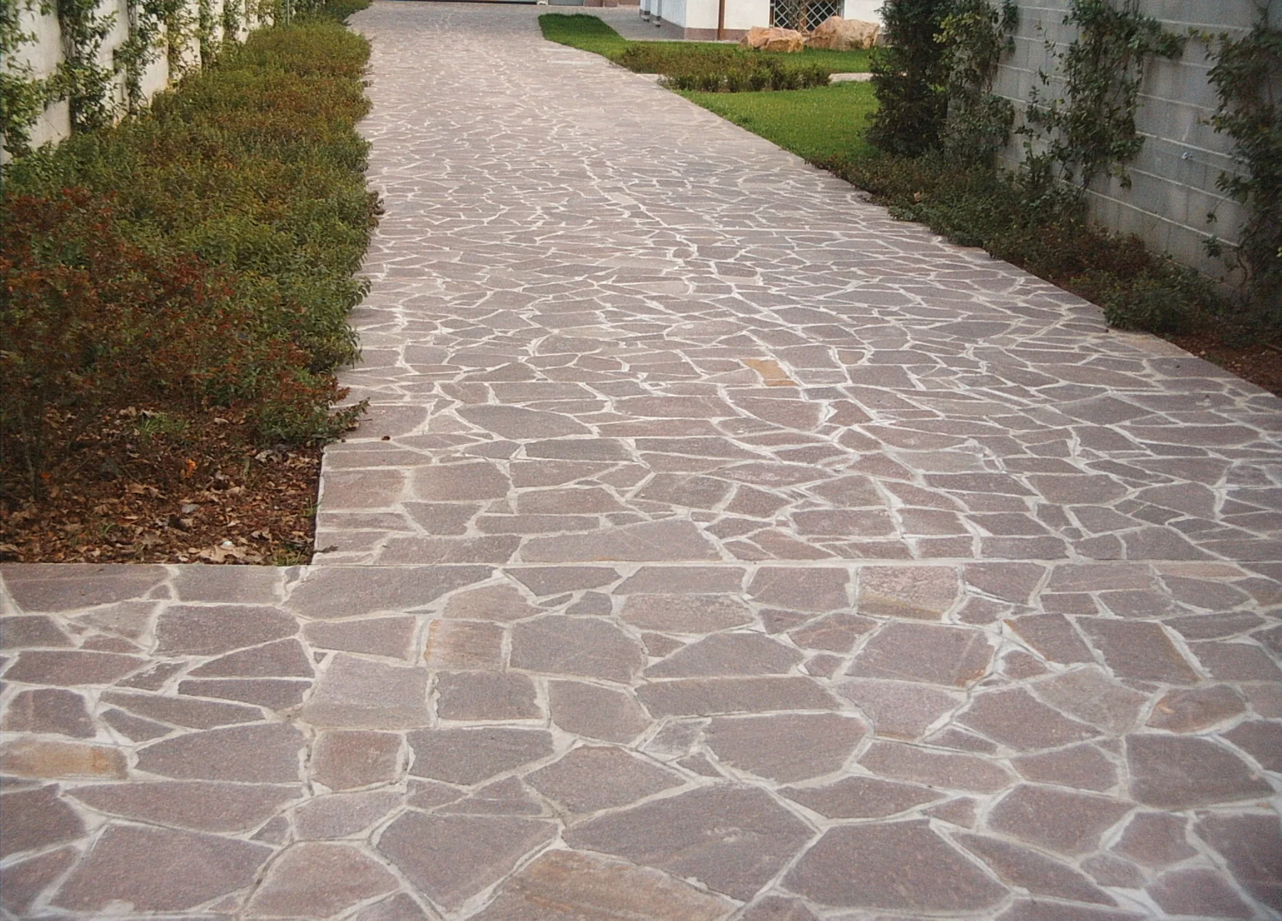 Camminamento esterno in porfido a mosaico con lastre irregolari