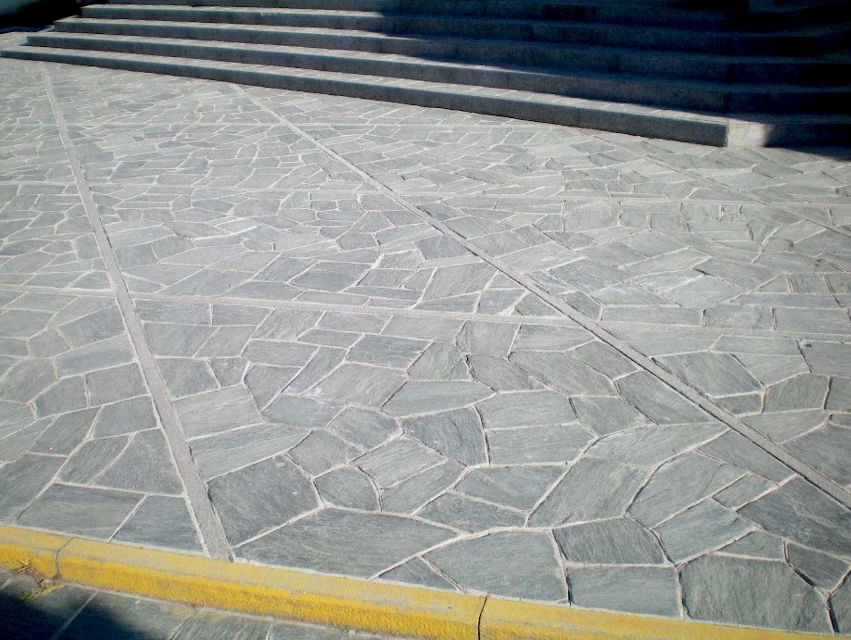 Pavimento esterno in serpentino verde della Valmalenco a mosaico